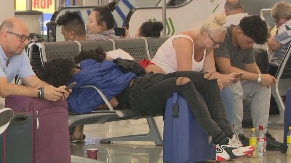 Holidaymakers thrown out of hotels after Thomas Cook collapse
 
Holidaymakers thrown out of hotels after Thomas Cook collapse