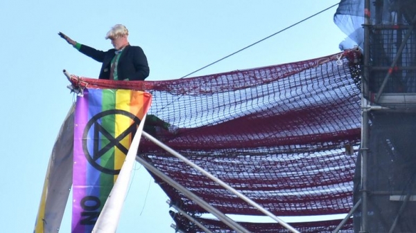 Extinction Rebellion protester arrested after three hours on Big Ben scaffolding
 
Extinction Rebellion protester arrested after three hours on Big Ben scaffolding