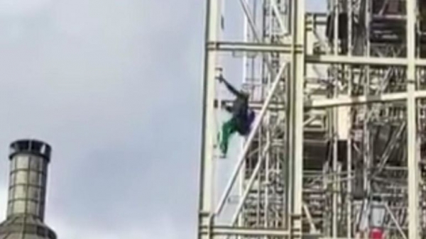Extinction Rebellion protester arrested after three hours on Big Ben scaffolding
 
Extinction Rebellion protester arrested after three hours on Big Ben scaffolding