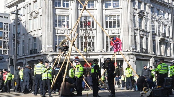Extinction Rebellion protester arrested after three hours on Big Ben scaffolding
 
Extinction Rebellion protester arrested after three hours on Big Ben scaffolding