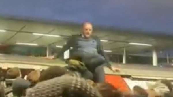 Extinction Rebellion protester arrested after three hours on Big Ben scaffolding
 
Extinction Rebellion protester arrested after three hours on Big Ben scaffolding