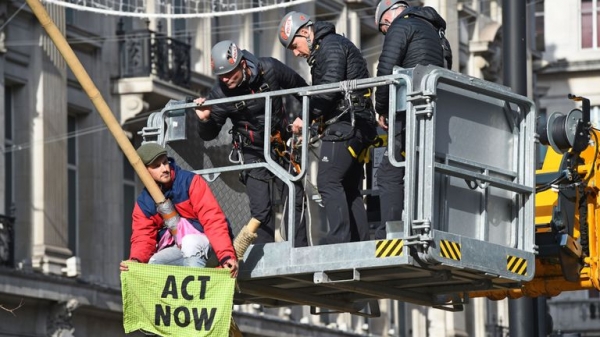 Extinction Rebellion protester arrested after three hours on Big Ben scaffolding
 
Extinction Rebellion protester arrested after three hours on Big Ben scaffolding