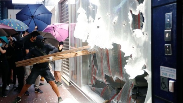 Hong Kong: Boy shot as protesters ignore face mask ban on another night of violence
 
Hong Kong: Boy shot as protesters ignore face mask ban on another night of violence