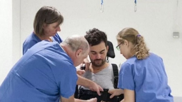 Paralysed man walks using mind-controlled robotic suit
 
Paralysed man walks using mind-controlled robotic suit