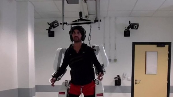 Paralysed man walks using mind-controlled robotic suit
 
Paralysed man walks using mind-controlled robotic suit