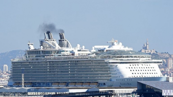 
Woman banned from cruise after 'dangerously posing' on ship for selfie
