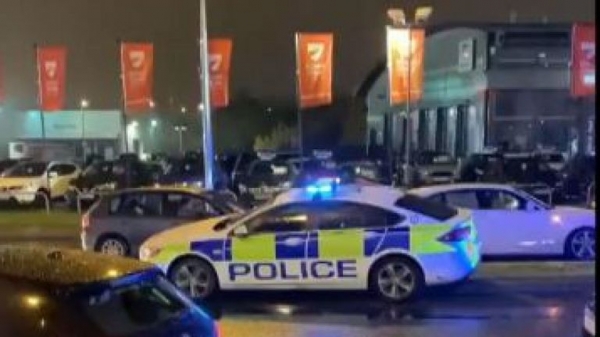 Birmingham: Police called to reports of people with machetes involved in cinema brawl
 
Birmingham: Police called to reports of people with machetes involved in cinema brawl
