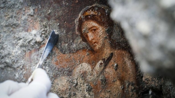 
Pompeii unveils erotic Leda and the Swan fresco to the public for first time
