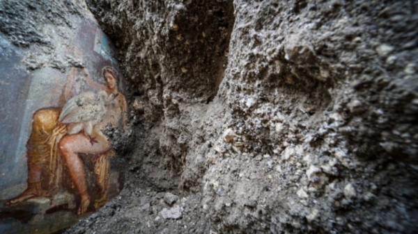 
Pompeii unveils erotic Leda and the Swan fresco to the public for first time
