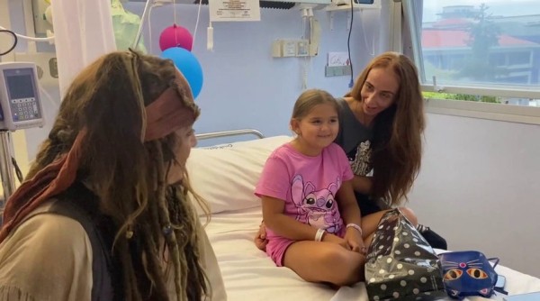 Johnny Depp visits children’s hospital dressed as Captain Jack Sparrow in ‘magical moment’ Johnny Depp visits children’s hospital dressed as Captain Jack Sparrow in ‘magical moment’