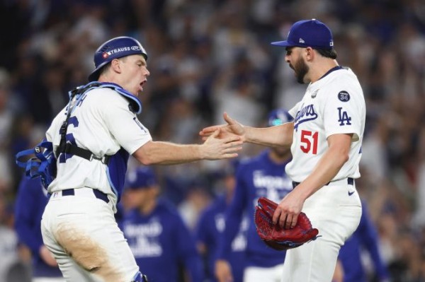 Los Angeles Dodgers survive late comeback attempt by New York Yankees to take 2-0 lead in World Series
 
Los Angeles Dodgers survive late comeback attempt by New York Yankees to take 2-0 lead in World Series