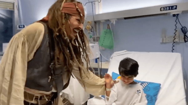 Johnny Depp visits children’s hospital dressed as Captain Jack Sparrow in ‘magical moment’ Johnny Depp visits children’s hospital dressed as Captain Jack Sparrow in ‘magical moment’