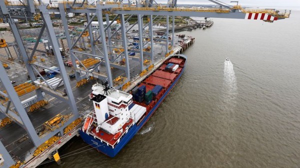 Blow to No 10's investment summit as port giant pulls £1bn announcement over P&O row Blow to No 10's investment summit as port giant pulls £1bn announcement over P&O row