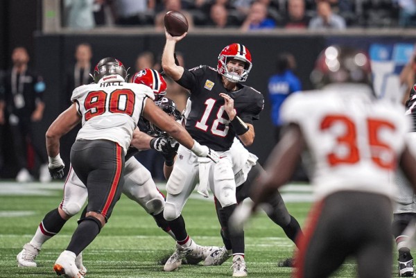 Kirk Cousins passes for franchise-record 509 yards as Falcons stun Buccaneers in OT thriller on Thursday Night Football
 
Kirk Cousins passes for franchise-record 509 yards as Falcons stun Buccaneers in OT thriller on Thursday Night Football