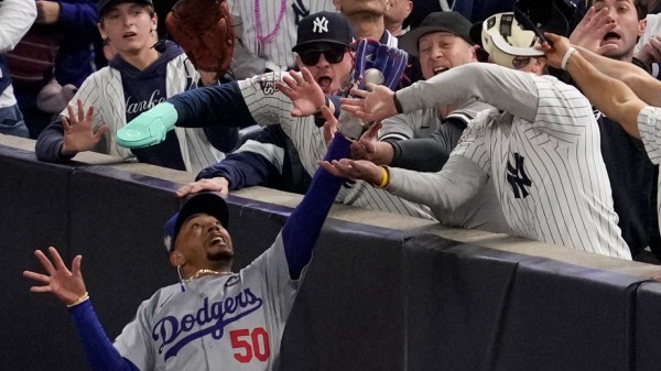 Yankees fans who ripped ball out of Mookie Betts’ glove will be banned from Game 5 of World Series
Yankees fans who ripped ball out of Mookie Betts’ glove will be banned from Game 5 of World Series