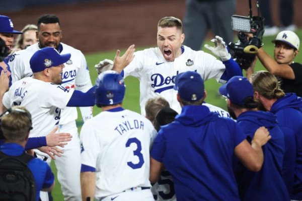 Los Angeles Dodgers survive late comeback attempt by New York Yankees to take 2-0 lead in World Series
 
Los Angeles Dodgers survive late comeback attempt by New York Yankees to take 2-0 lead in World Series