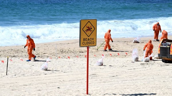 Mystery tar balls wash up on Sydney beaches forcing seven to close Mystery tar balls wash up on Sydney beaches forcing seven to close
