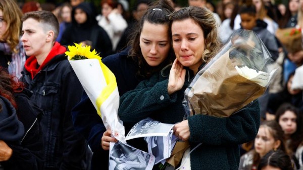 Tearful Liam Payne fans comfort one another at London vigil Tearful Liam Payne fans comfort one another at London vigil