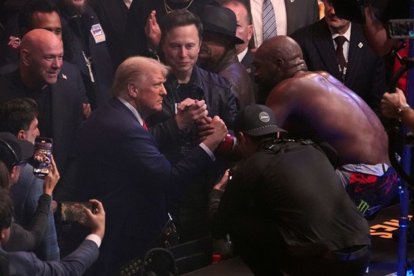Jon Jones retains UFC heavyweight title with spinning kick to stop Stipe Miocic, celebrates with President-elect Donald Trump
 
Jon Jones retains UFC heavyweight title with spinning kick to stop Stipe Miocic, celebrates with President-elect Donald Trump