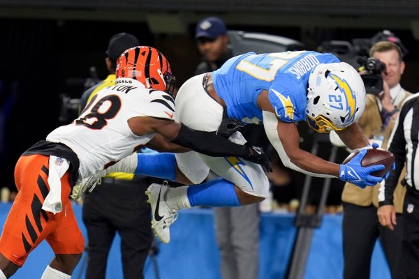 
Steelers edge Ravens in classic, Lions continue best start in 90 years, Chargers hold on late: NFL Week 11 Sunday review
