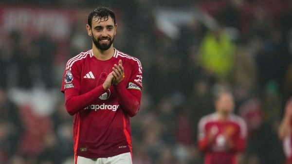 
Manchester United captain Bruno Fernandes aids unwell passenger during flight

