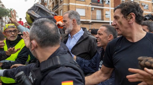 Angry crowds hurl mud and insults at King of Spain as he visits town devastated by floods Angry crowds hurl mud and insults at King of Spain as he visits town devastated by floods