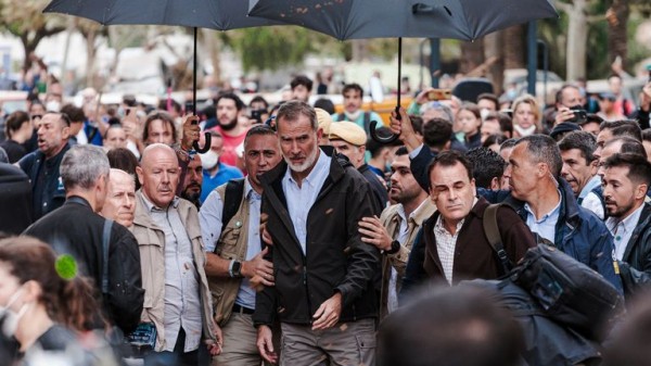 Angry crowds hurl mud and insults at King of Spain as he visits town devastated by floods Angry crowds hurl mud and insults at King of Spain as he visits town devastated by floods