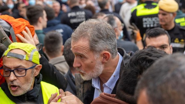 Angry crowds hurl mud and insults at King of Spain as he visits town devastated by floods Angry crowds hurl mud and insults at King of Spain as he visits town devastated by floods