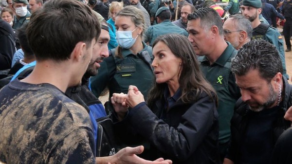 Angry crowds hurl mud and insults at King of Spain as he visits town devastated by floods Angry crowds hurl mud and insults at King of Spain as he visits town devastated by floods