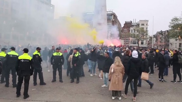 Emergency measures in Amsterdam over attacks on Israeli football fans after Palestinian flags torn down Emergency measures in Amsterdam over attacks on Israeli football fans after Palestinian flags torn down