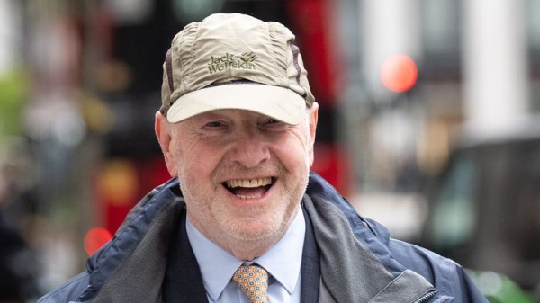 Post Office campaigner Sir Alan Bates tells PM 'clock is ticking' on compensation for Horizon victims Post Office campaigner Sir Alan Bates tells PM 'clock is ticking' on compensation for Horizon victims