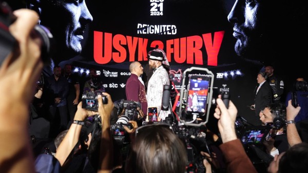 Tyson Fury and Oleksandr Usyk stare at each other for over 11 minutes ahead of heavyweight rematch
 
Tyson Fury and Oleksandr Usyk stare at each other for over 11 minutes ahead of heavyweight rematch