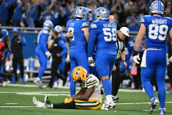 Detroit Lions extend win streak and clinch playoff berth in walk-off win over Green Bay Packers
 
Detroit Lions extend win streak and clinch playoff berth in walk-off win over Green Bay Packers