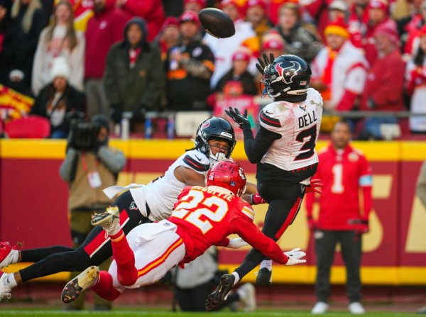 
Chiefs dispatch Texans in game marred by gruesome injury; Ravens clinch playoff berth
