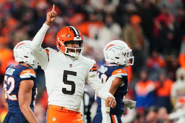 
Denver Broncos’ two interception TDs spoil record-setting night for Cleveland Browns
