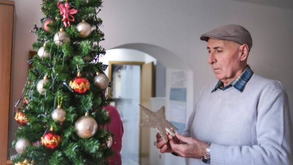 10 tips for dementia caregivers to make the holidays less stressful and more enjoyable