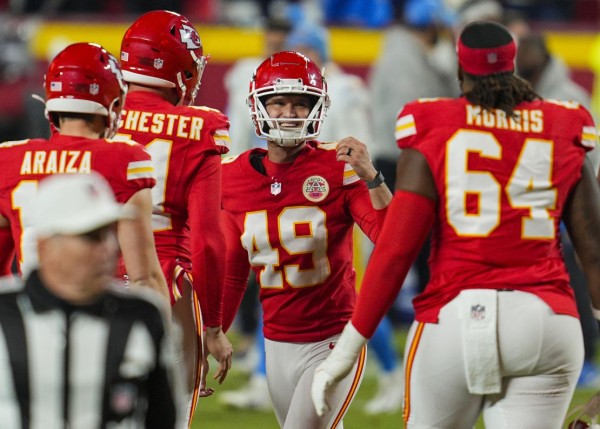 Records broken, QB return to Minnesota ends in heavy defeat, Chiefs’ ‘doink for the division’ kick: NFL Week 14 Sunday review
Records broken, QB return to Minnesota ends in heavy defeat, Chiefs’ ‘doink for the division’ kick: NFL Week 14 Sunday review