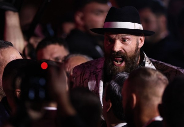 Tyson Fury and Oleksandr Usyk stare at each other for over 11 minutes ahead of heavyweight rematch
 
Tyson Fury and Oleksandr Usyk stare at each other for over 11 minutes ahead of heavyweight rematch