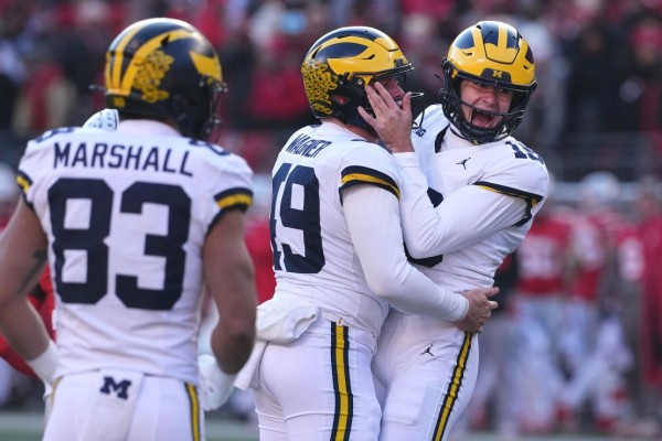 Brawl ensues after Michigan deals stunning upset loss to rival Ohio State
 
Brawl ensues after Michigan deals stunning upset loss to rival Ohio State