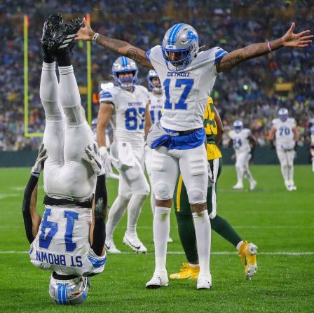 Detroit Lions extend win streak and clinch playoff berth in walk-off win over Green Bay Packers
 
Detroit Lions extend win streak and clinch playoff berth in walk-off win over Green Bay Packers