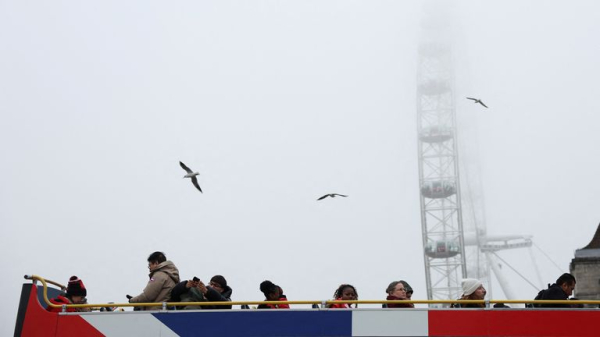 UK weather: Dozens of flights delayed as major UK airport issues fog warning UK weather: Dozens of flights delayed as major UK airport issues fog warning