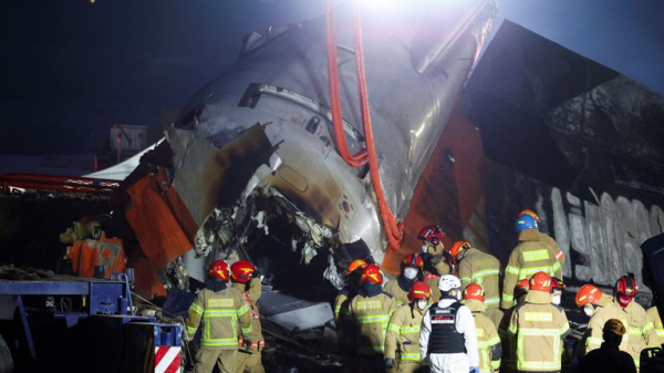 US and South Korea investigators to begin looking into cause of plane crash that left 179 dead US and South Korea investigators to begin looking into cause of plane crash that left 179 dead