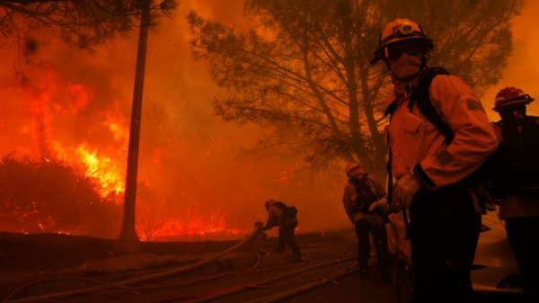 California firefighters battling wildfire sweeping exclusive Los Angeles hillside dotted with celebrity homes California firefighters battling wildfire sweeping exclusive Los Angeles hillside dotted with celebrity homes