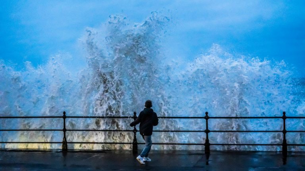 UK weather: Fresh amber warning for rain into New Year's Day as wind and downpours cancel celebrations UK weather: Fresh amber warning for rain into New Year's Day as wind and downpours cancel celebrations