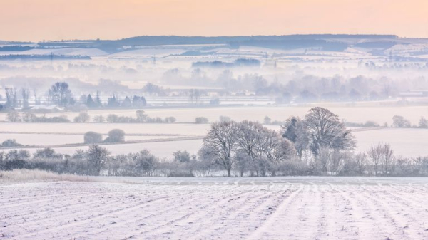 UK weather: Three-day snow warning issued for large parts of country - as 'major incident' declared amid flooding UK weather: Three-day snow warning issued for large parts of country - as 'major incident' declared amid flooding