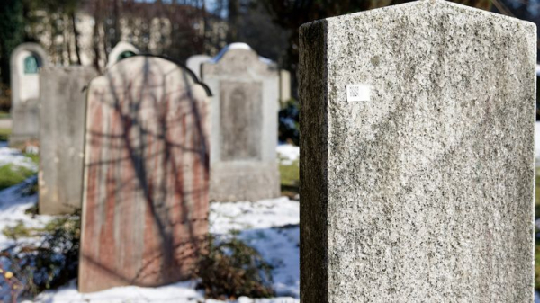 Mysterious QR code stickers appear on more than 1,000 graves in Munich Mysterious QR code stickers appear on more than 1,000 graves in Munich