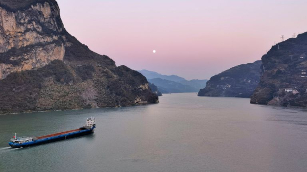 'Puppy mountain' along Chinese river draws in tourists 'Puppy mountain' along Chinese river draws in tourists