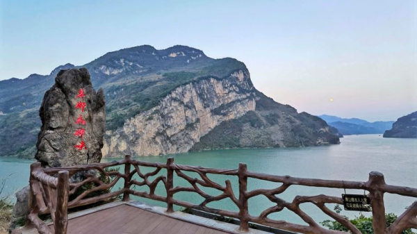 'Puppy mountain' along Chinese river draws in tourists 'Puppy mountain' along Chinese river draws in tourists