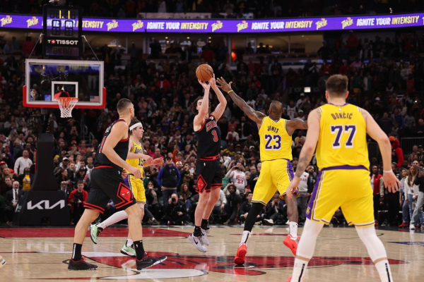 
Josh Giddey hits halfcourt buzzer-beater over LeBron James to cap wild finale as the Bulls stun the Lakers
