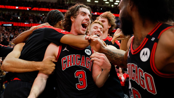 
Josh Giddey hits halfcourt buzzer-beater over LeBron James to cap wild finale as the Bulls stun the Lakers
